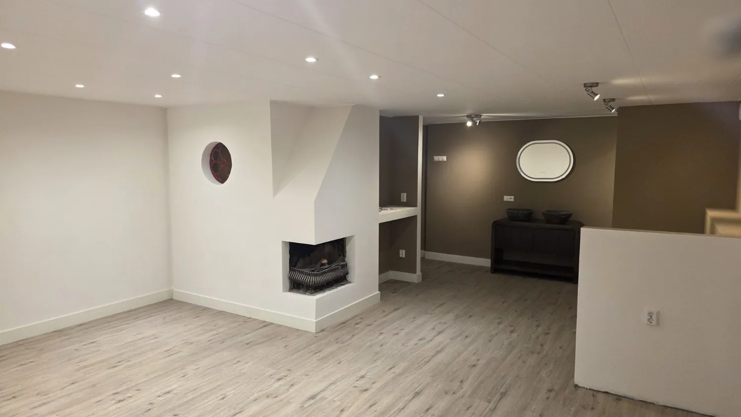 Afgewerkte woonkamer met vloer, plafond en wanden